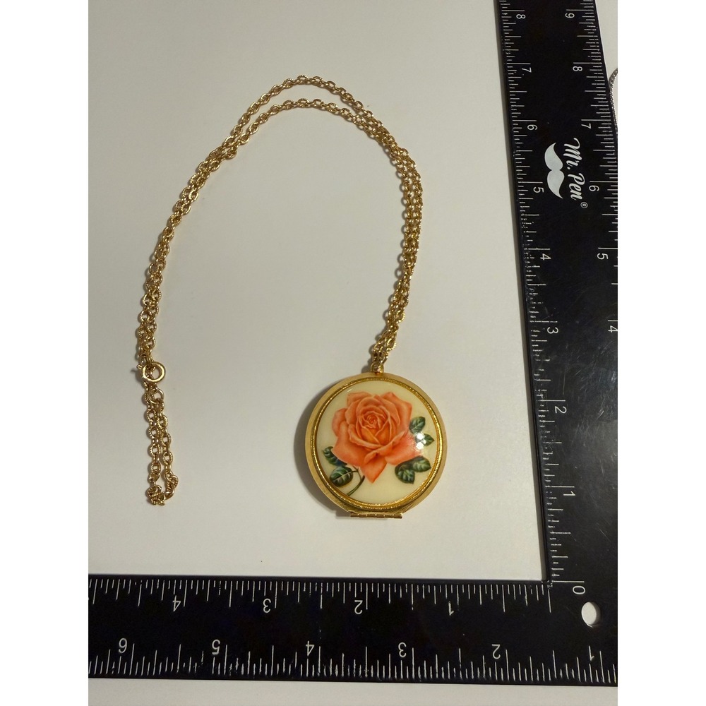 Vintage Gold Tone Round Locket Necklace‎ Peach Rose Floral Photo Pendant 18in
